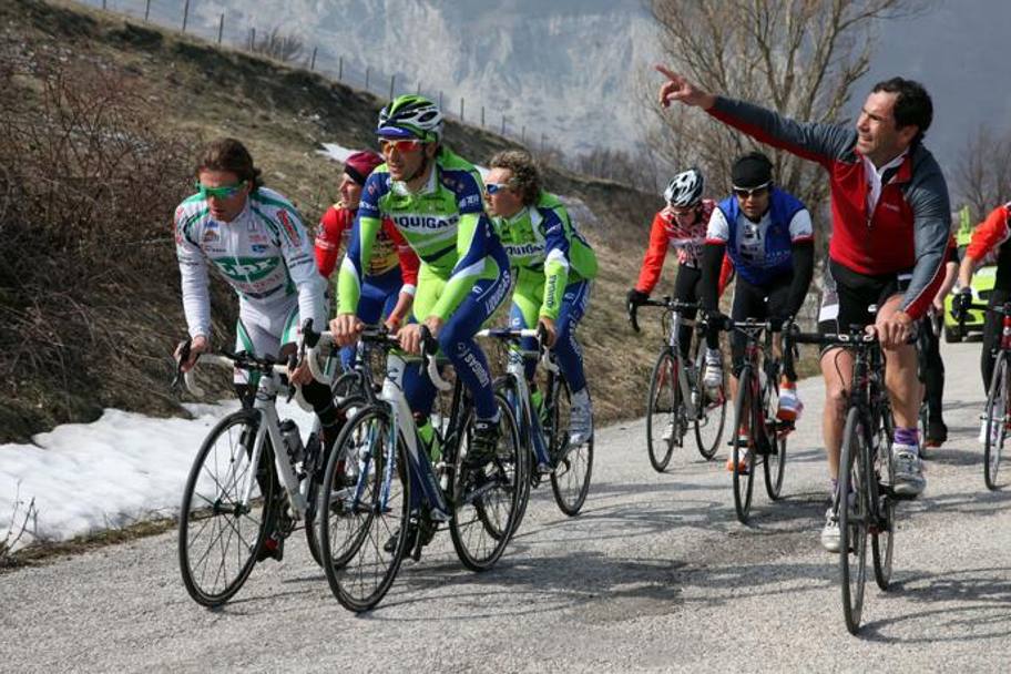 Ivan Basso con Franco Pellizotti, Danilo Di Luca e Davide Cassani sul Monte Petrano. Bettini